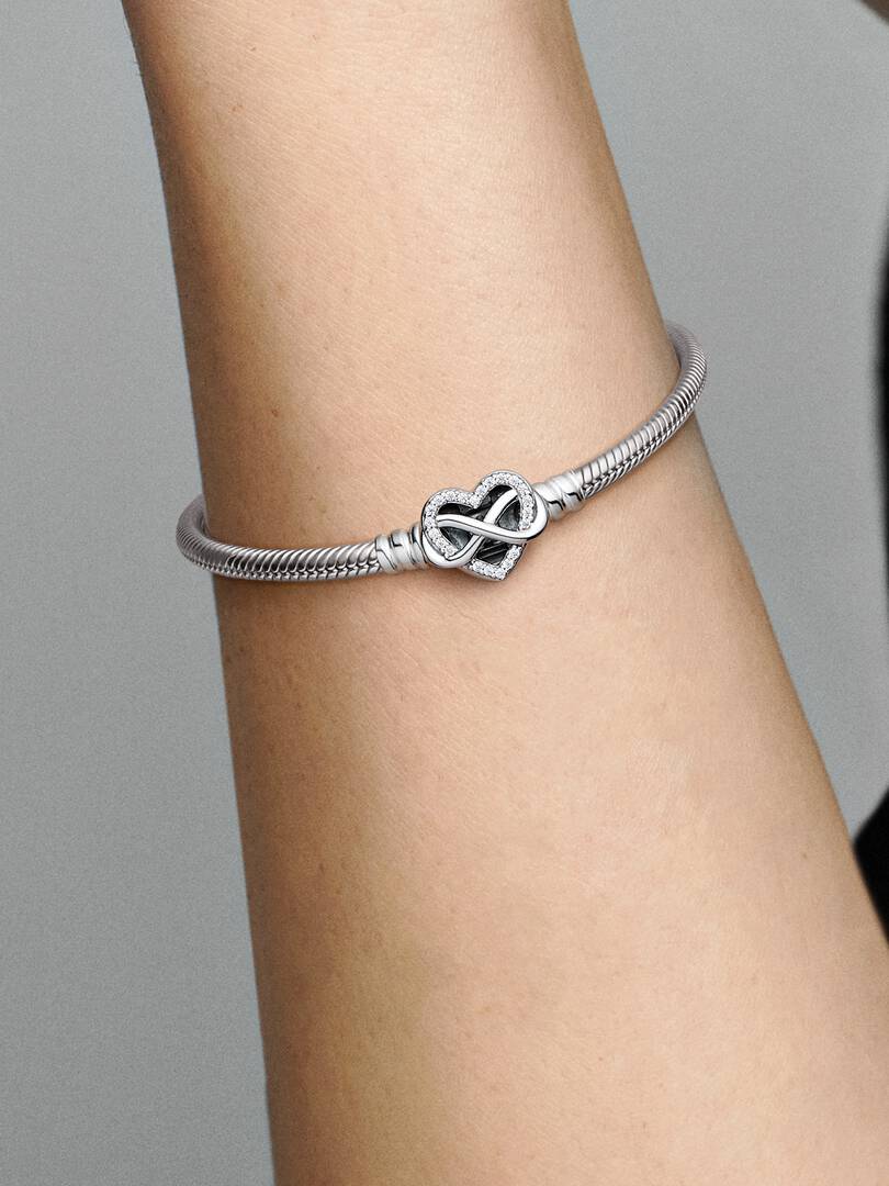 Bracciale Pandora Moments con maglia snake e chiusura a cuore con infinito scintillante